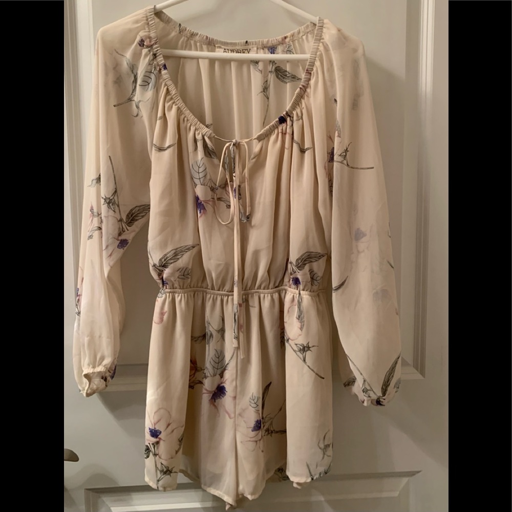 Audrey 3+1 Women’s Size Small Cream Floral Romper